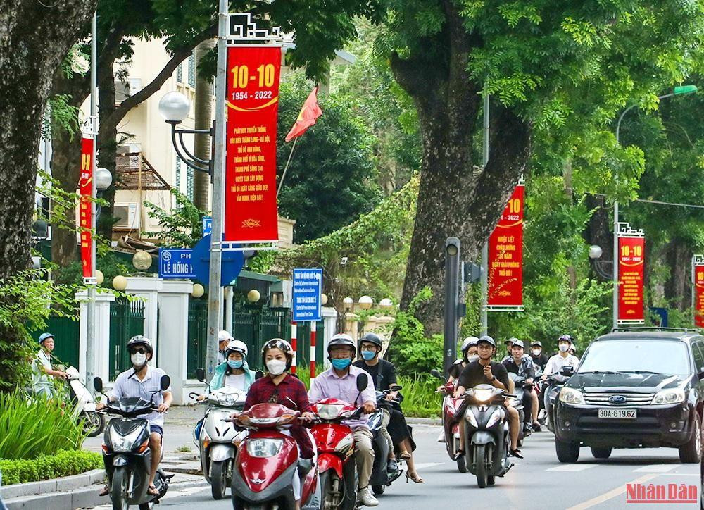 Toutes les rues de Hanoï sont décorées de drapeaux rouges à l’étoile d’or, de panneaux et de slogans. Toutes les rues de Hanoï sont décorées de drapeaux rouges à l’étoile d’or, de panneaux et de slogans.