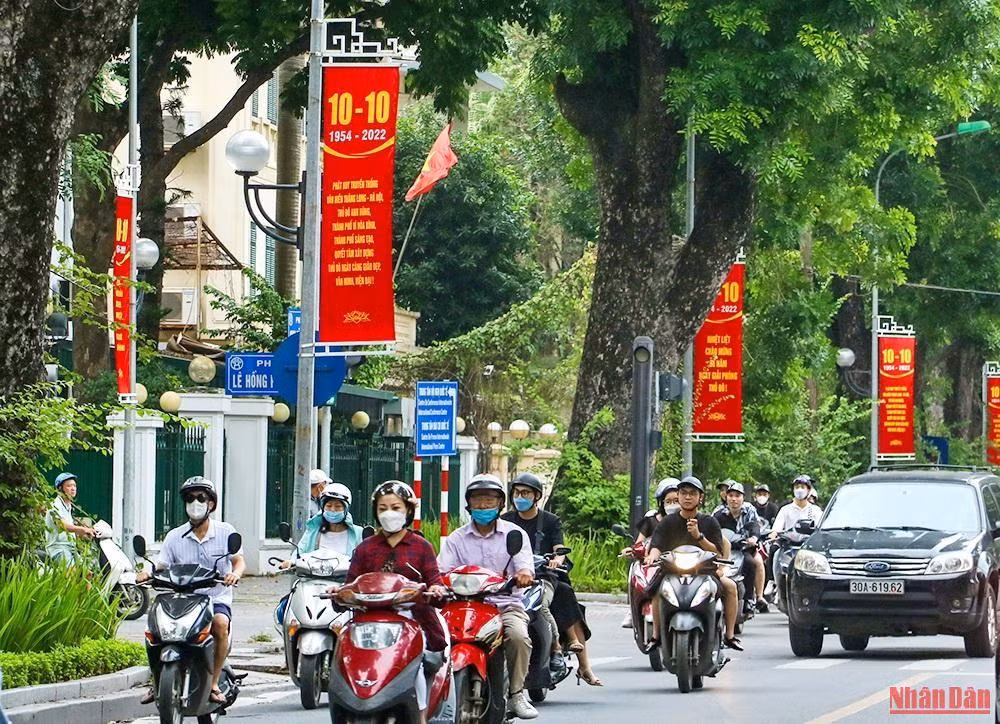 Toutes les rues de Hanoï sont décorées de drapeaux rouges à l’étoile d’or, de panneaux et de slogans.