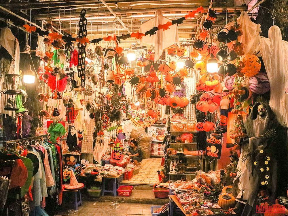 De nombreux jouets sont en vente : paniers, citrouilles, chapeaux de sorcières, masques, tête de mort ou encore déguisements. De nombreux jouets sont en vente : paniers, citrouilles, chapeaux de sorcières, masques, tête de mort ou encore déguisements.