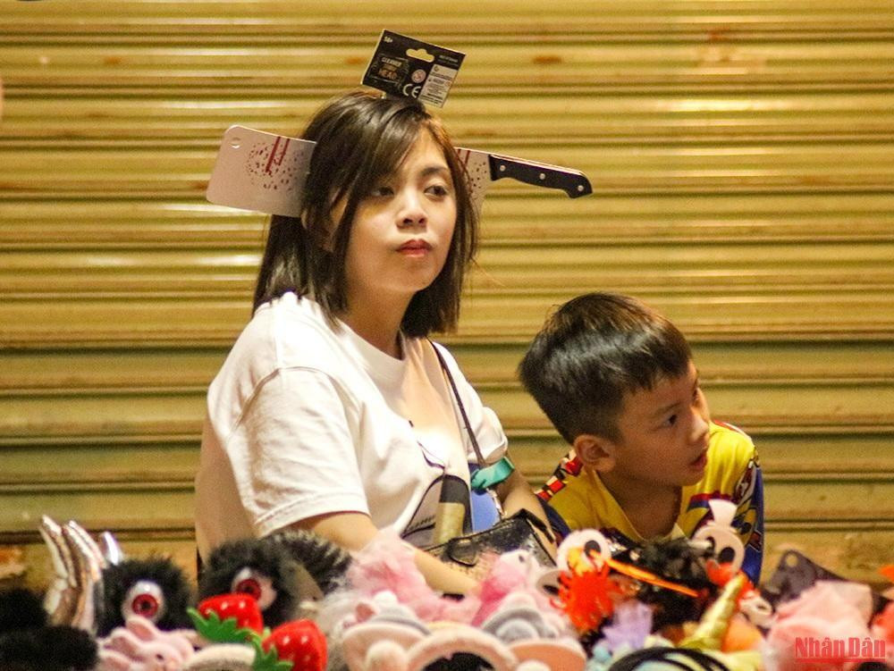 Les vendeurs se déguisent également afin d’attirer les clients, créant ainsi une ambiance très festive. Les vendeurs se déguisent également afin d’attirer les clients, créant ainsi une ambiance très festive.