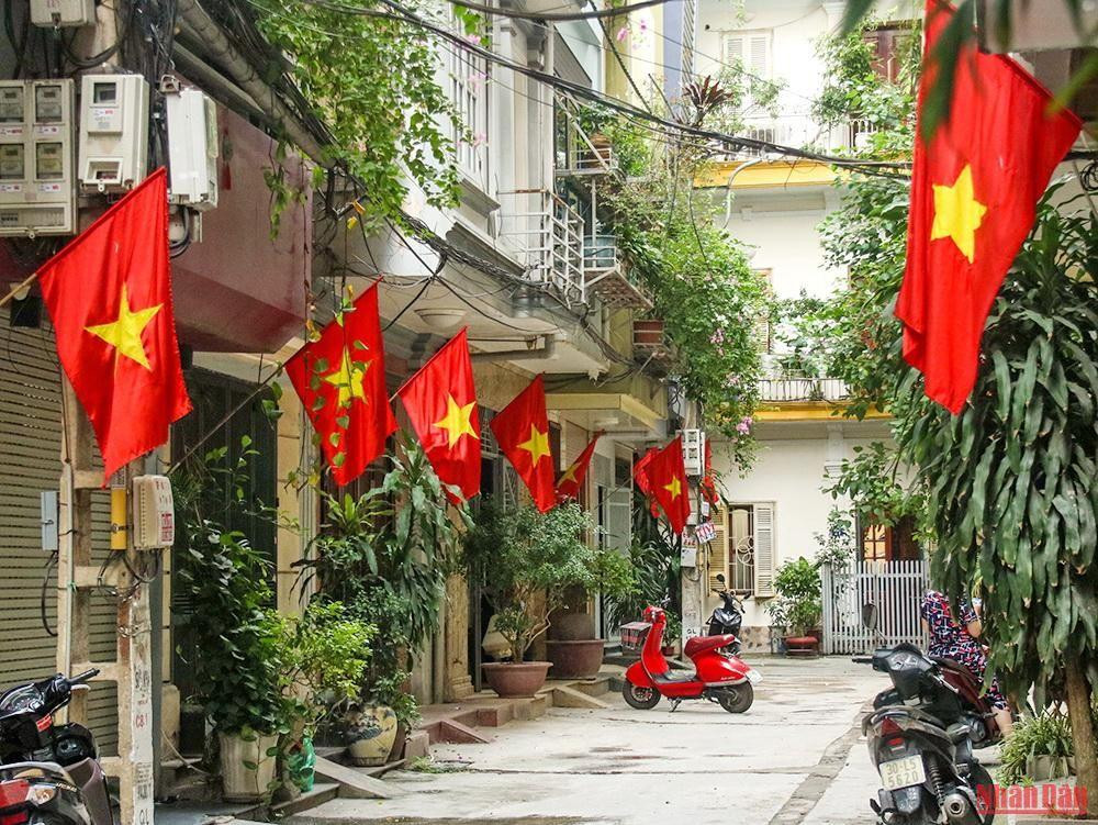 Les habitants accrochent également le drapeau national devant leurs maisons pour montrer leur patriotisme et leur fierté nationale. Hanoï, “Ville pour la paix” et "ville civilisée et moderne", se développe rapidement. Les habitants accrochent également le drapeau national devant leurs maisons pour montrer leur patriotisme et leur fierté nationale. Hanoï, “Ville pour la paix” et "ville civilisée et moderne", se développe rapidement.