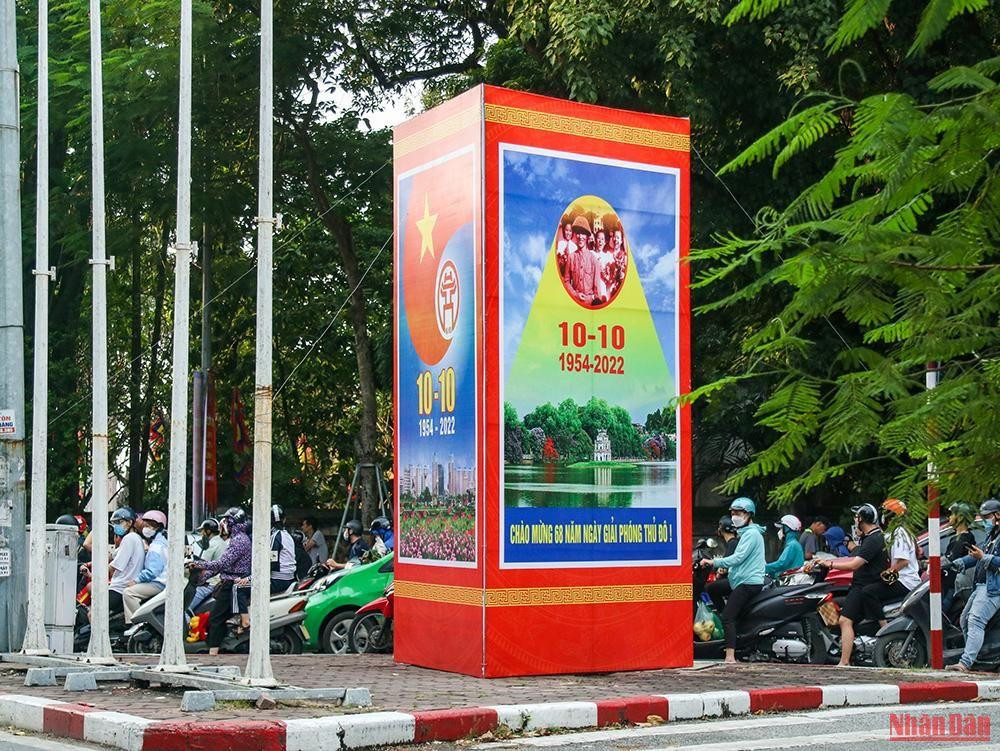 Des panneaux célébrant la Journée de la libération de la capitale sont installés aux carrefours bondés. Le rouge partout crée une atmosphère excitante pour tous les habitants. Des panneaux célébrant la Journée de la libération de la capitale sont installés aux carrefours bondés. Le rouge partout crée une atmosphère excitante pour tous les habitants.