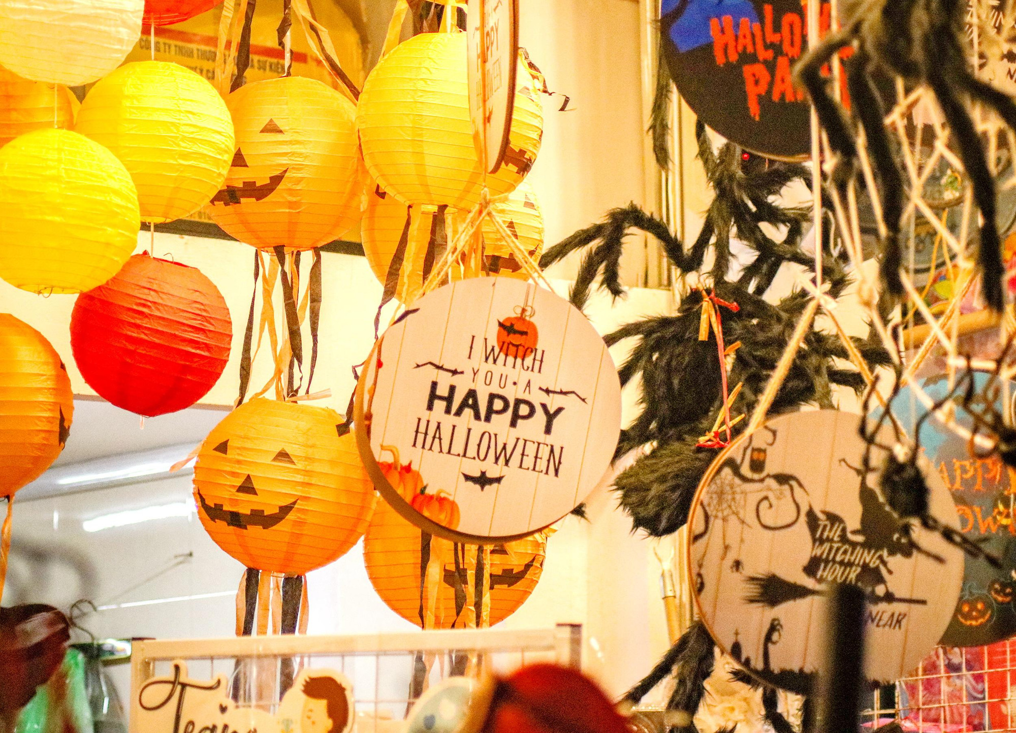La rue Hàng Ma se pare de couleurs vives pour Halloween