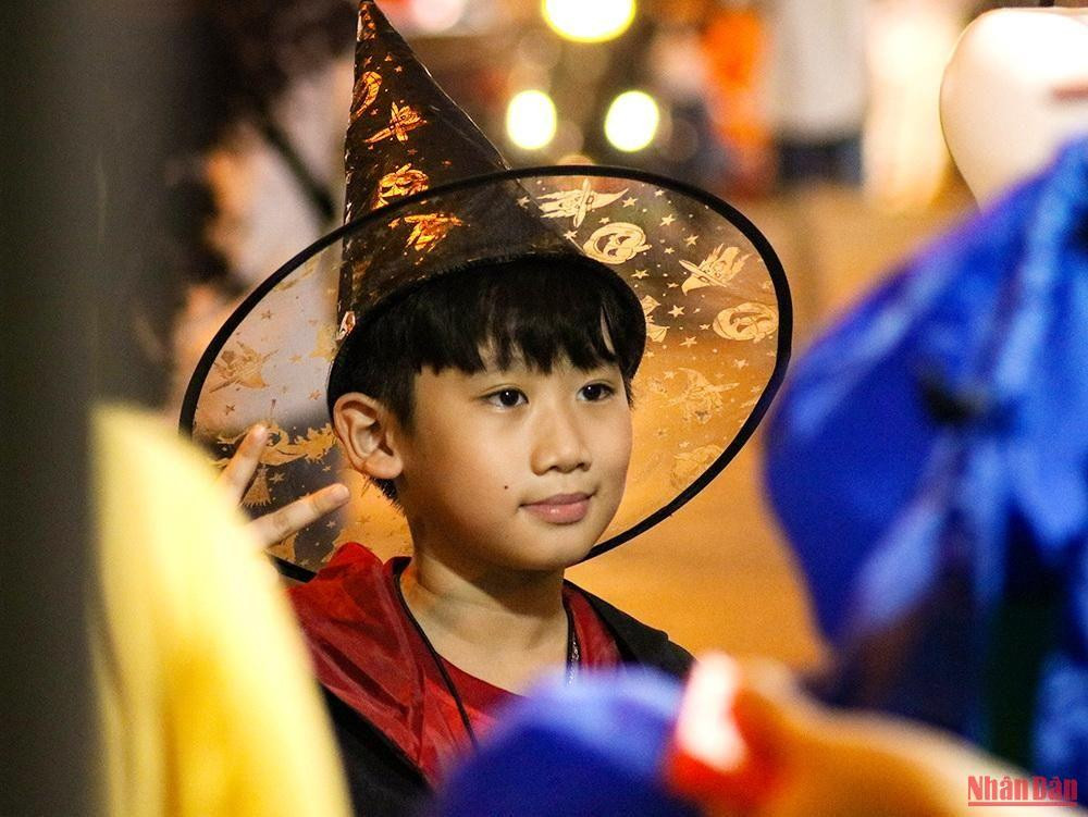 Ces dernières années, la fête d’Halloween a été bien accueillie par de nombreuses personnes, en particulier les jeunes. Ces dernières années, la fête d’Halloween a été bien accueillie par de nombreuses personnes, en particulier les jeunes.