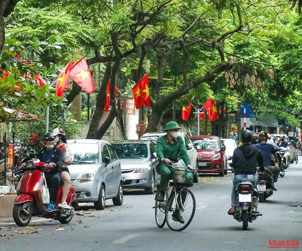 Des grandes rues aux petites rues, toutes brillent des drapeaux rouges à l’étoile d’or. Des grandes rues aux petites rues, toutes brillent des drapeaux rouges à l’étoile d’or.