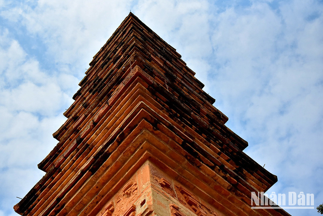 Selon les recherches, les briques utilisées pour construire la tour Binh Son ont été cuites à haute température. Pour que les briques tiennent ensemble à une hauteur verticale sans avoir besoin de chaux ou de mortier, les constructeurs ont utilisé des méthodes d’assemblage tout à fait uniques. Les briques sont faites de nœuds et de bords pour se maintenir ensemble, c’est la méthode de construction des briques à la base du piédestal. Il existe une autre méthode : chaque brique a un trou trapézoïdal, deux briques sont placées l’une près de l’autre, formant un tenon à queue d’aronde et les gens y versent du plomb pour maintenir les deux briques ensemble. C’est la méthode de construction avec un tenon à queue d’aronde en plomb qui est utilisé pour construire la base de la tour. Photo : Phan Anh/NDEL. Selon les recherches, les briques utilisées pour construire la tour Binh Son ont été cuites à haute température. Pour que les briques tiennent ensemble à une hauteur verticale sans avoir besoin de chaux ou de mortier, les constructeurs ont utilisé des méthodes d’assemblage tout à fait uniques. Les briques sont faites de nœuds et de bords pour se maintenir ensemble, c’est la méthode de construction des briques à la base du piédestal. Il existe une autre méthode : chaque brique a un trou trapézoïdal, deux briques sont placées l’une près de l’autre, formant un tenon à queue d’aronde et les gens y versent du plomb pour maintenir les deux briques ensemble. C’est la méthode de construction avec un tenon à queue d’aronde en plomb qui est utilisé pour construire la base de la tour. Photo : Phan Anh/NDEL.