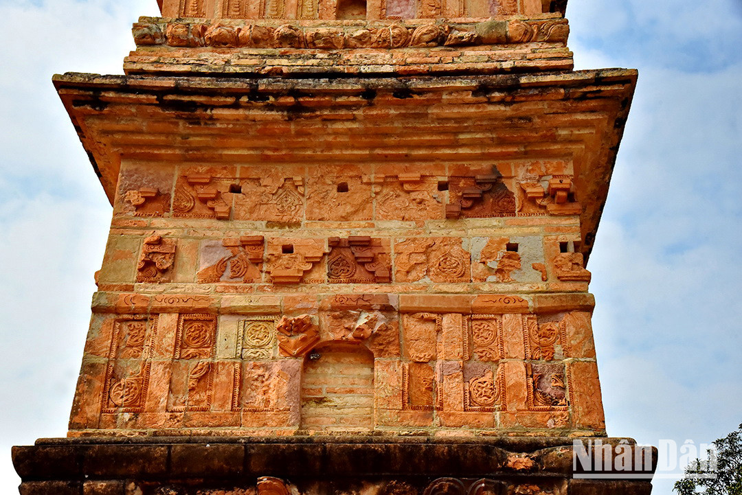 La tour Binh Son, avec sa forme élégante, ses lignes douces et sa décoration harmonieuse, est l’une des plus importantes reliques historiques et artistiques du Vietnam. De nombreuses légendes populaires lui sont associées, telles que : légende du champ de Thap dans la commune de Tu Yen, district de Song Lo ; la légende du Canard doré ; l’histoire du calligraphe Chiem, etc. Photo : Phan Anh/NDEL. La tour Binh Son, avec sa forme élégante, ses lignes douces et sa décoration harmonieuse, est l’une des plus importantes reliques historiques et artistiques du Vietnam. De nombreuses légendes populaires lui sont associées, telles que : légende du champ de Thap dans la commune de Tu Yen, district de Song Lo ; la légende du Canard doré ; l’histoire du calligraphe Chiem, etc. Photo : Phan Anh/NDEL.