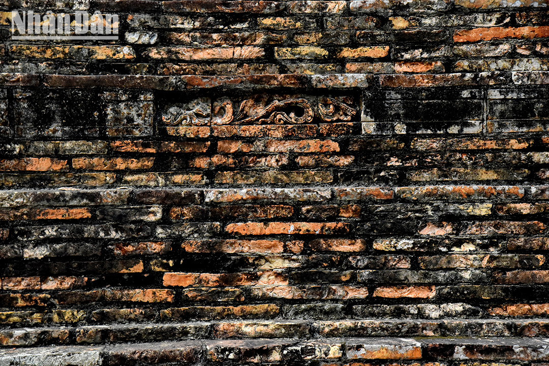 La tour a été construite avec 13 200 briques cuites, dont deux types : un type carré de dimensions 0,22 m x 0,22 m, un type rectangulaire de dimensions 0,45 m x 0,22 m. L’intérieur de la tour comporte un petit espace allant de la base de la tour au sommet. Photo : Phan Anh/NDEL. La tour a été construite avec 13 200 briques cuites, dont deux types : un type carré de dimensions 0,22 m x 0,22 m, un type rectangulaire de dimensions 0,45 m x 0,22 m. L’intérieur de la tour comporte un petit espace allant de la base de la tour au sommet. Photo : Phan Anh/NDEL.