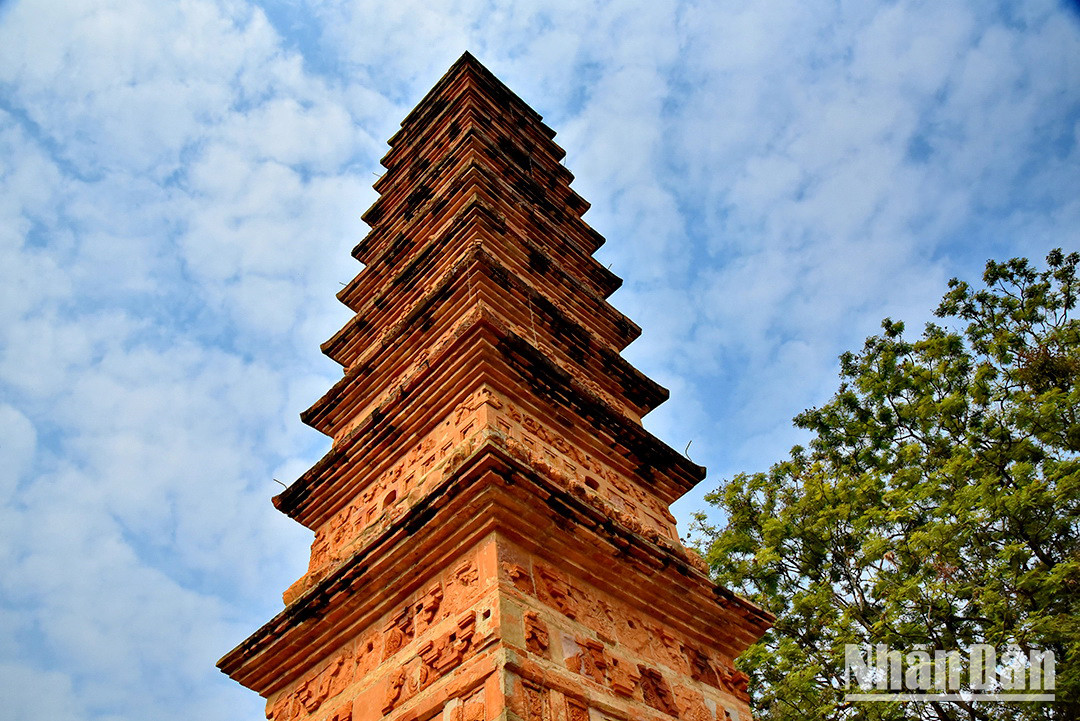 Actuellement, la tour compte 11 étages et 1 piédestal (16,5 m de haut). Elle est carrée et se rétrécit vers le haut. Le bord de la porte du premier étage mesure 4,45 mètres et celui de la porte du 11e étage, 1,55 mètre. Photo : Phan Anh/NDEL. Actuellement, la tour compte 11 étages et 1 piédestal (16,5 m de haut). Elle est carrée et se rétrécit vers le haut. Le bord de la porte du premier étage mesure 4,45 mètres et celui de la porte du 11e étage, 1,55 mètre. Photo : Phan Anh/NDEL.