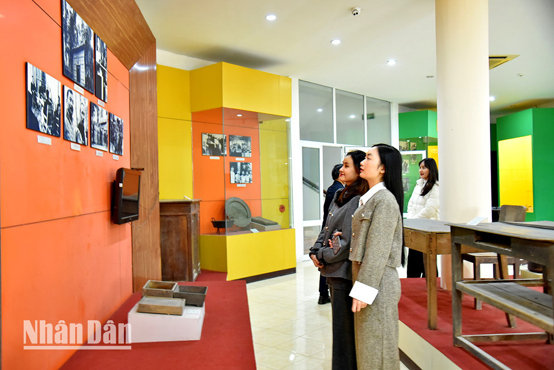 Les visiteurs découvrent l’histoire à travers des souvenirs et des photos sur le IIe Congrès national du Parti communiste du Vietnam qui sont exposés au musée. Photo ; Phan Anh. Les visiteurs découvrent l’histoire à travers des souvenirs et des photos sur le IIe Congrès national du Parti communiste du Vietnam qui sont exposés au musée. Photo ; Phan Anh.