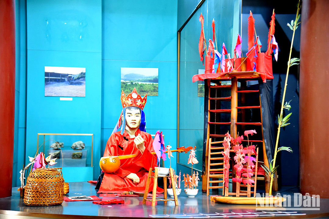 Ici, les visiteurs peuvent en apprendre davantage sur les costumes traditionnels des minorités ethniques de la province de Tuyen Quang. Photo : Phan Anh. Ici, les visiteurs peuvent en apprendre davantage sur les costumes traditionnels des minorités ethniques de la province de Tuyen Quang. Photo : Phan Anh.
