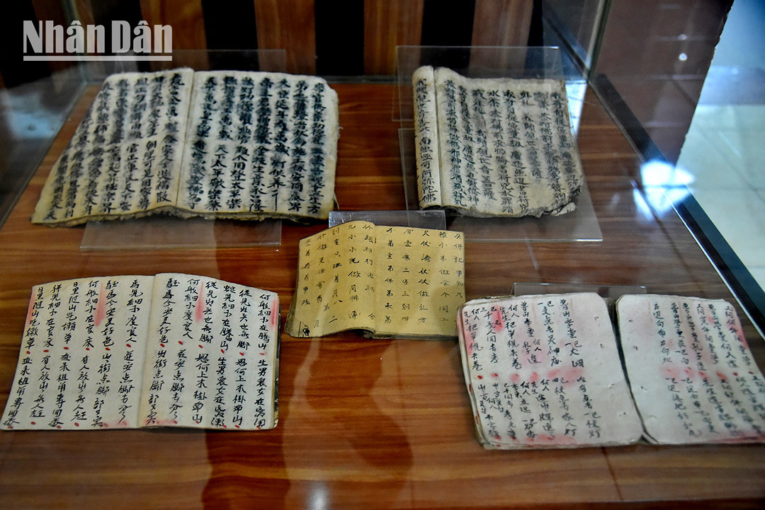Un texte ancien. Photo : Phan Anh. Un texte ancien. Photo : Phan Anh.