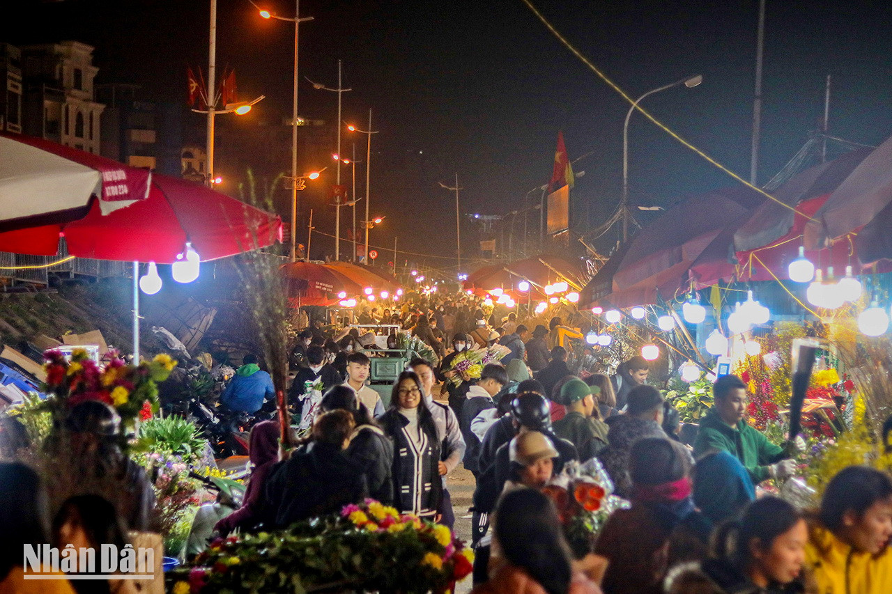 Bien qu’il soit minuit, l'ambiance au marché est très animée. Bien qu’il soit minuit, l'ambiance au marché est très animée.