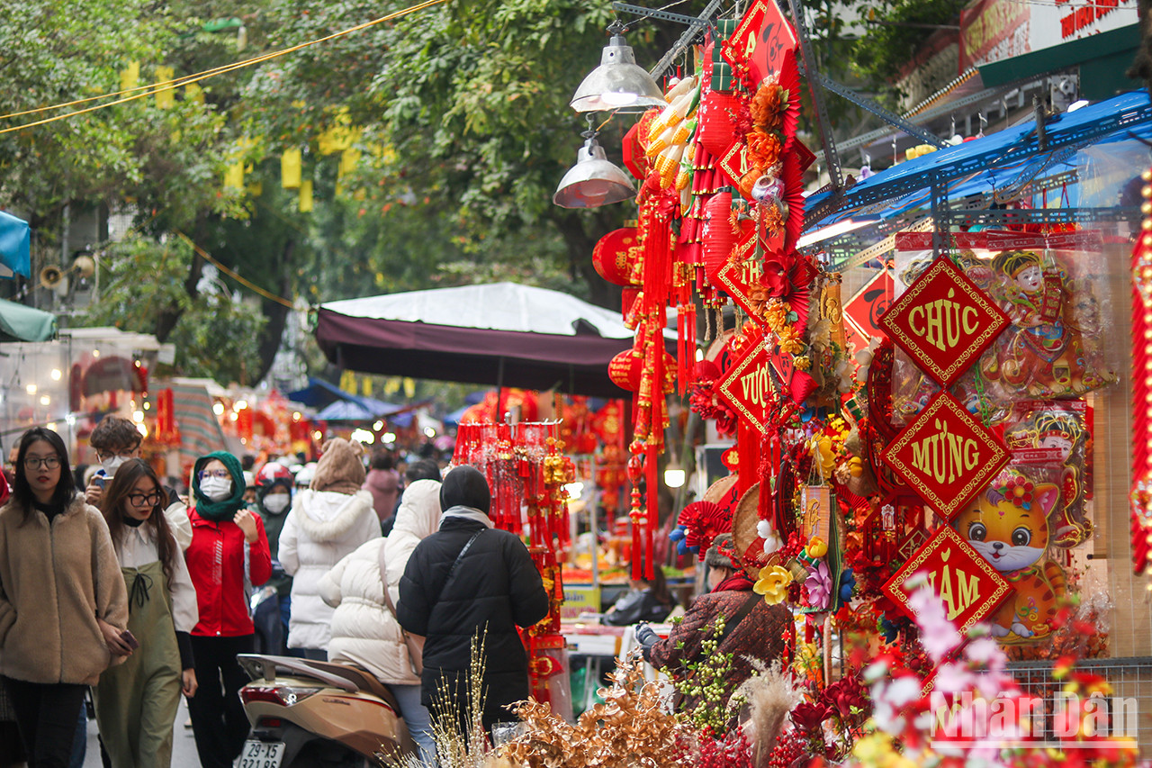 Le marché aux fleurs de Hàng Luoc est ouvert tous les jours de 8 h à 22 h et se clôturera le 20 janvier (soit le 29e jour du 12e mois lunaire) pour répondre à la demande des clients. Le marché aux fleurs de Hàng Luoc est ouvert tous les jours de 8 h à 22 h et se clôturera le 20 janvier (soit le 29e jour du 12e mois lunaire) pour répondre à la demande des clients.