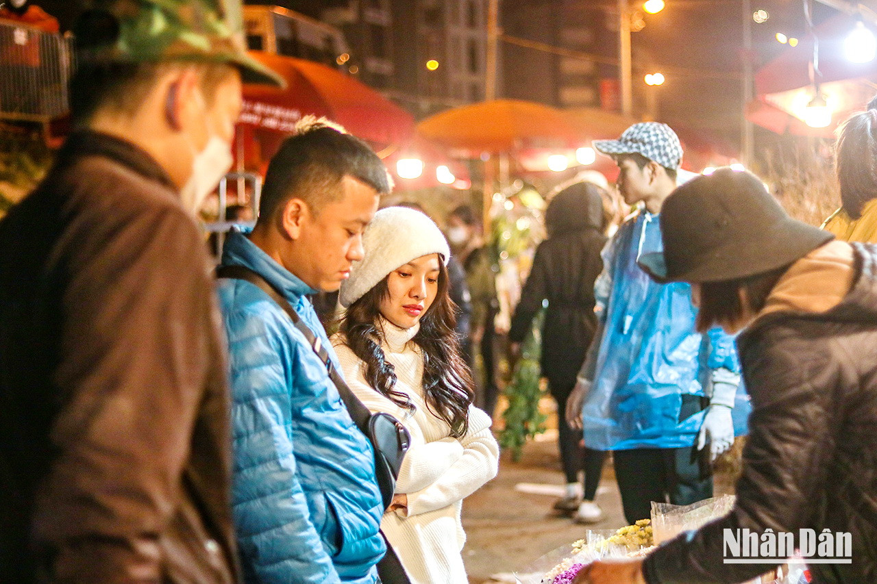 Les petits commerçants ont déclaré que le prix des fleurs cette année n'a pas changé par rapport à l'année dernière. La plupart des clients achètent des fleurs pour décorer leur maison ou les exposer dans leur bureau. Les petits commerçants ont déclaré que le prix des fleurs cette année n'a pas changé par rapport à l'année dernière. La plupart des clients achètent des fleurs pour décorer leur maison ou les exposer dans leur bureau.