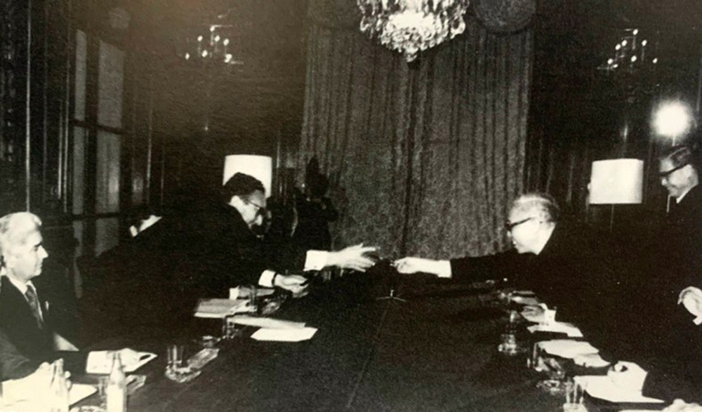Lê Duc Tho, conseiller spécial de la délégation de la République démocratique du Vietnam, et Henry Kissinger, conseiller américain à la sécurité nationale, échangent des signatures.