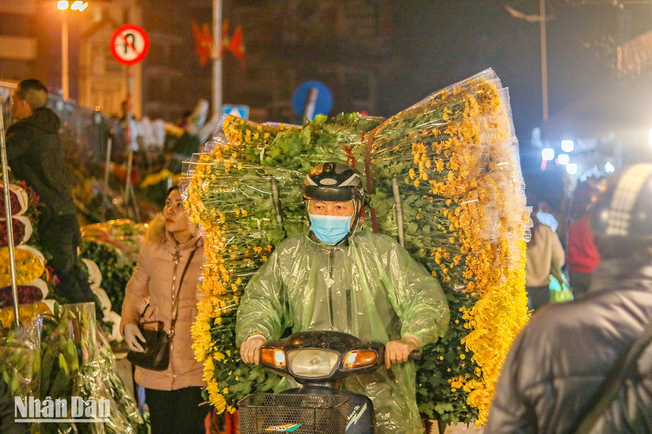 Transporter des fleurs de minuit à l'aube est un travail habituel pour les commerçants du marché. À l’approche du Têt, les camions remplis de fleurs forment un défilé sans fin pour répondre à la demande des clients. Transporter des fleurs de minuit à l'aube est un travail habituel pour les commerçants du marché. À l’approche du Têt, les camions remplis de fleurs forment un défilé sans fin pour répondre à la demande des clients.