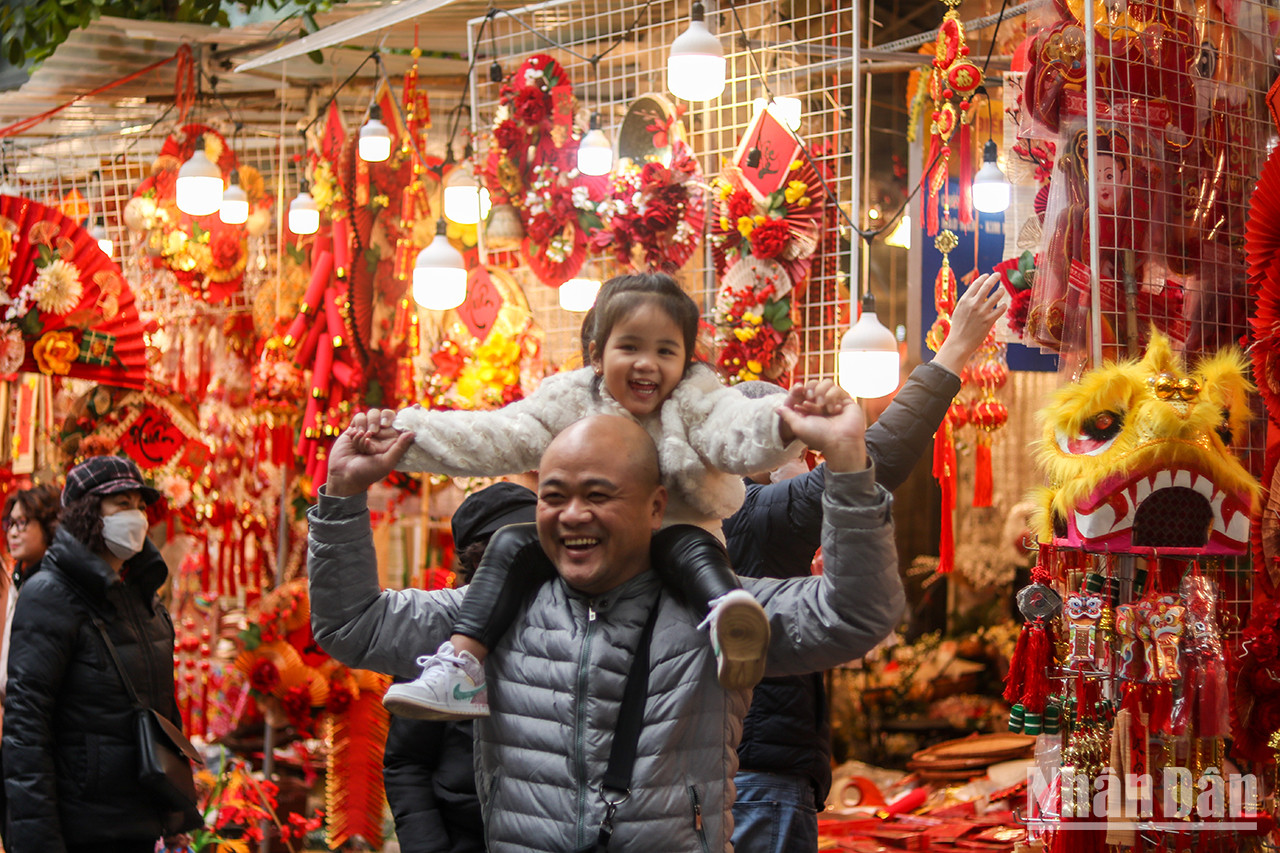 De nombreux enfants sont amenés par leurs parents pour faire une promenade printanière et prendre des photos. De nombreux enfants sont amenés par leurs parents pour faire une promenade printanière et prendre des photos.