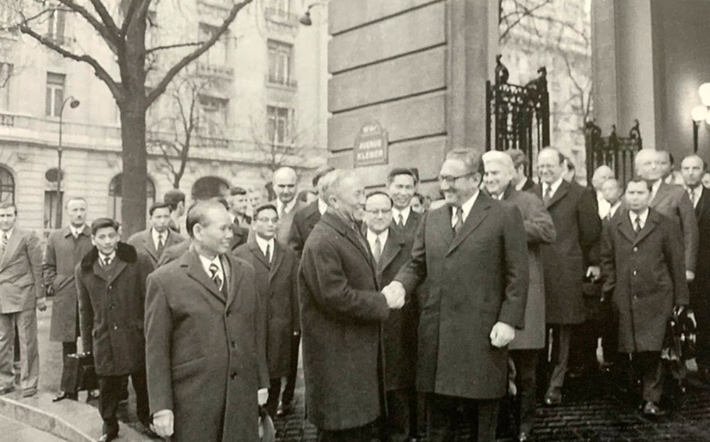 Lê Duc Tho et Henry Kissinger devant des journalistes à l’extérieur du Centre de conférences internationales, après avoir paraphé les Accords de Paris.