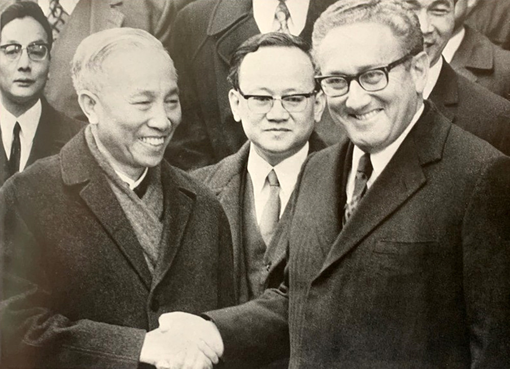 Lê Duc Tho et Henry Kissinger se serrent la main après avoir paraphé les Accords de Paris.