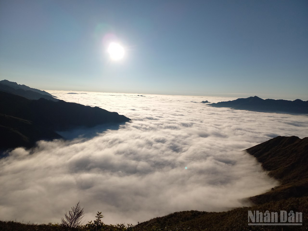 Les mois d’octobre et novembre sont la meilleure période de l’année pour visiter Tà Xùa et Hang Dông et « chasser les nuages ». Les strates de nuages entourant les montagnes offrent un tableau magnifique qui émerveille les visiteurs. Les mois d’octobre et novembre sont la meilleure période de l’année pour visiter Tà Xùa et Hang Dông et « chasser les nuages ». Les strates de nuages entourant les montagnes offrent un tableau magnifique qui émerveille les visiteurs.