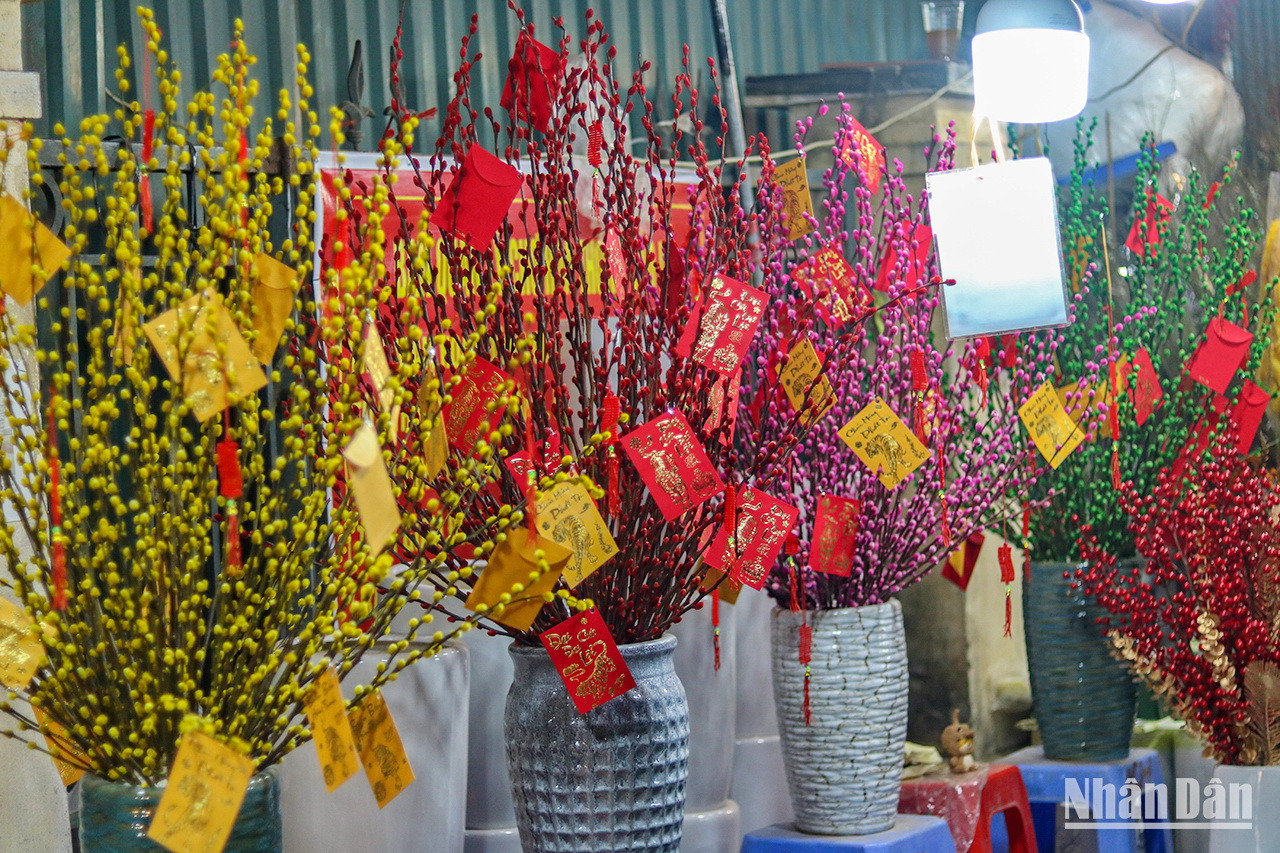 Des enveloppes colorées sont utilisées pour décorer les pots de fleurs, renforçant ainsi l’ambiance du Têt. Des enveloppes colorées sont utilisées pour décorer les pots de fleurs, renforçant ainsi l’ambiance du Têt.