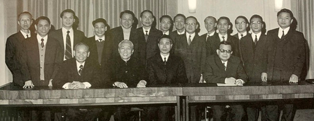 Le conseiller spécial Lê Duc Tho et les membres de la délégation de la République démocratique du Vietnam lors de la cérémonie de paraphe.