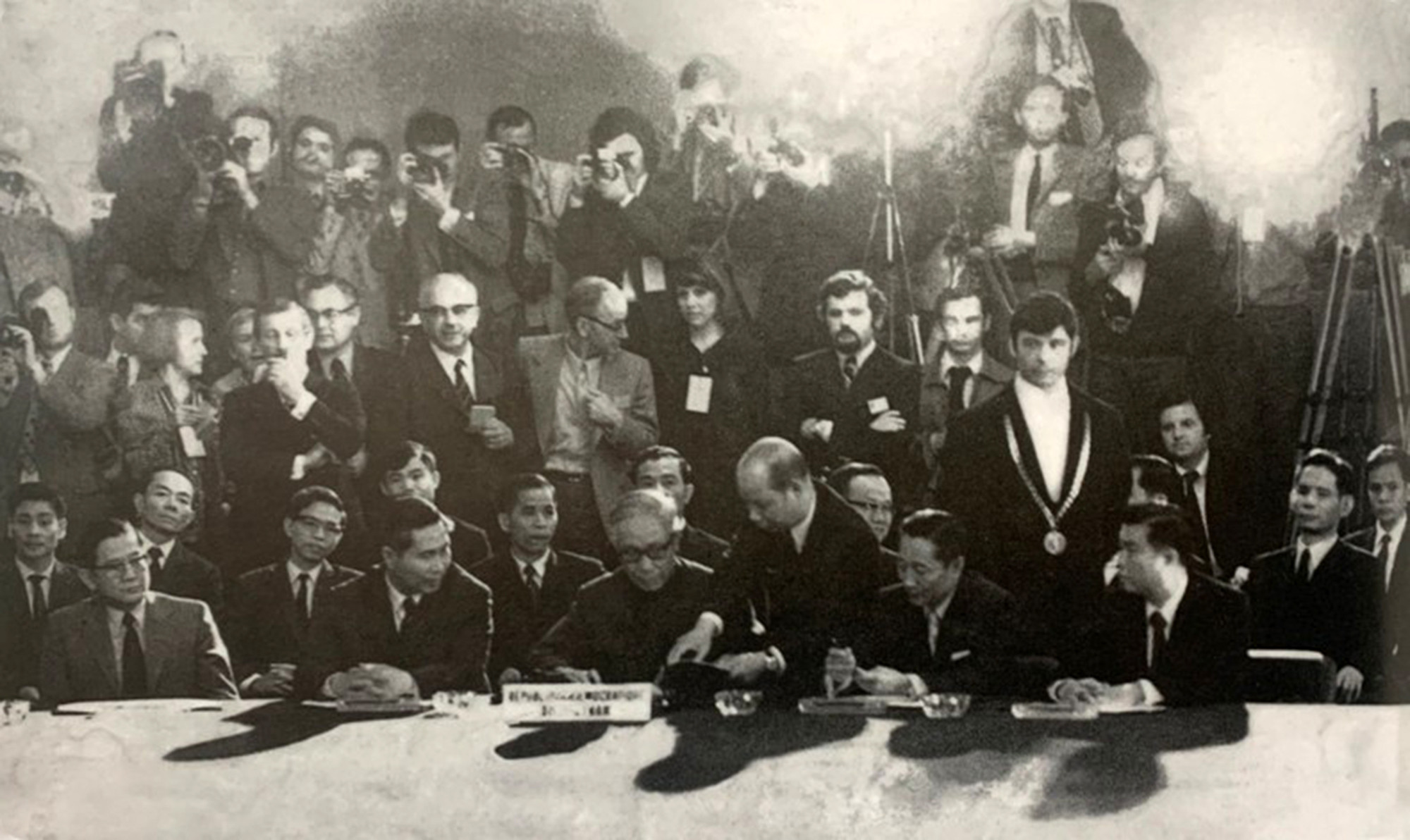 La cérémonie de paraphe des Accords de Paris au Centre de conférences internationales, rue Kléber, France, le 23 janvier 1973.