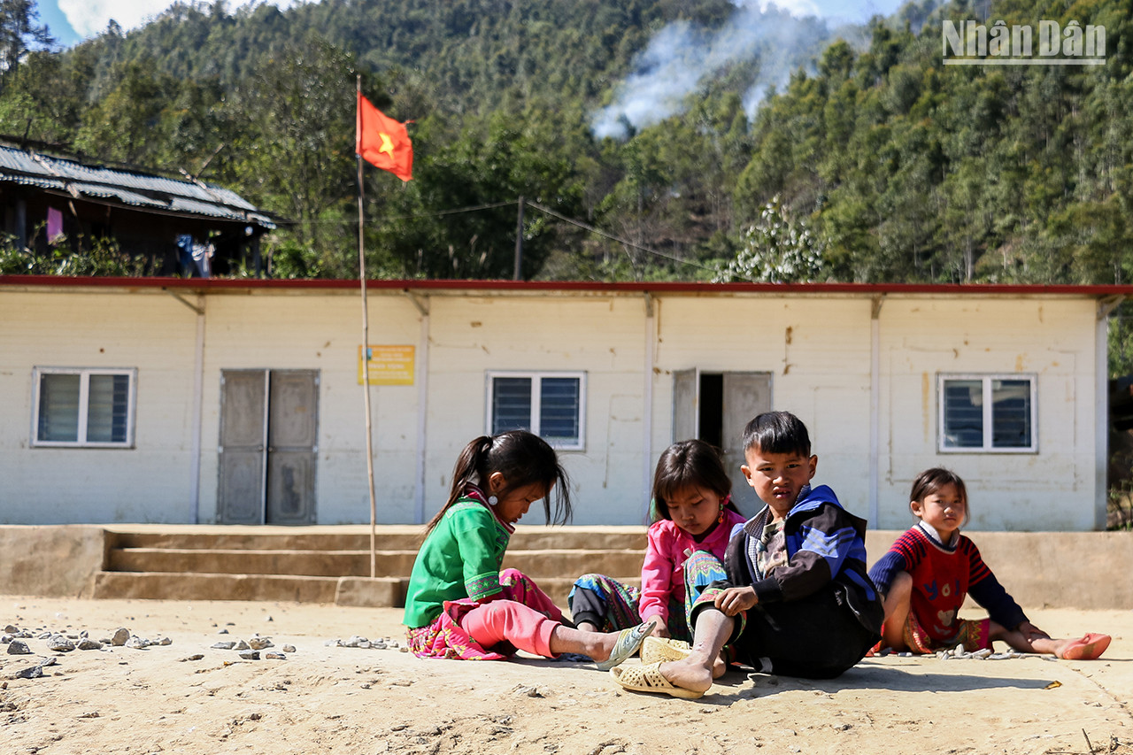En entrant dans le village de Lang Sang, dans la commune de Hang Dông, on peut voir les écoles nichées dans les montagnes où les enfants de l’ethnie H’Mông font leurs études. En entrant dans le village de Lang Sang, dans la commune de Hang Dông, on peut voir les écoles nichées dans les montagnes où les enfants de l’ethnie H’Mông font leurs études.