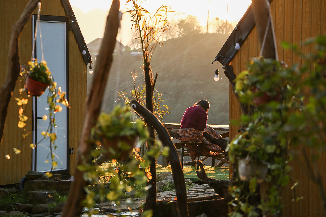 En venant à Hang Dông et Tà Xùa, les visiteurs peuvent séjourner chez les habitants ou dans des maisons communautaires, car, lorsqu’il n’y a pas de soleil, le temps est relativement frais. Photo : Phô Nui, Homestay. En venant à Hang Dông et Tà Xùa, les visiteurs peuvent séjourner chez les habitants ou dans des maisons communautaires, car, lorsqu’il n’y a pas de soleil, le temps est relativement frais. Photo : Phô Nui, Homestay.