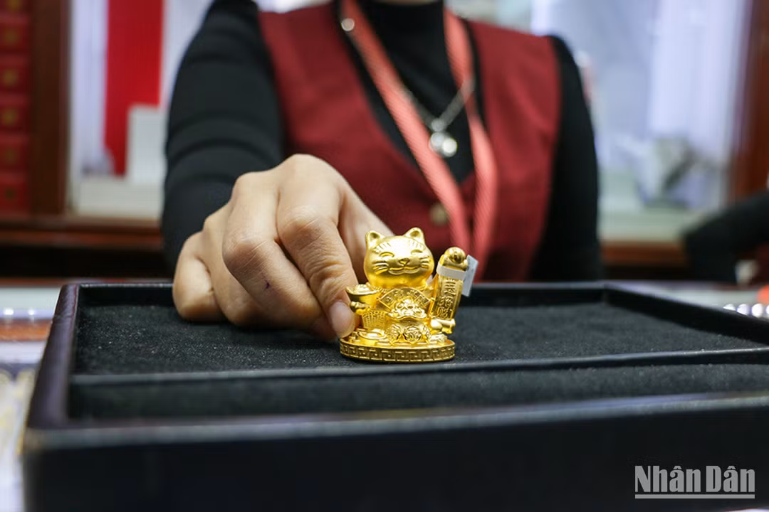 Le produit en or qui attire le plus de clients est la mascotte en forme de chat (Année Quý Mão - Année du Chat 2023). Le produit en or qui attire le plus de clients est la mascotte en forme de chat (Année Quý Mão - Année du Chat 2023).