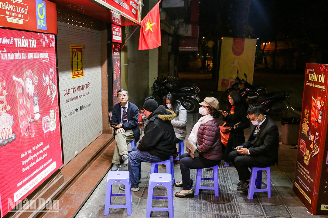 Le 31 janvier à 4 h 30, les gens sont venus prendre un numéro pour attendre leur tour dans la queue. Le 31 janvier à 4 h 30, les gens sont venus prendre un numéro pour attendre leur tour dans la queue.