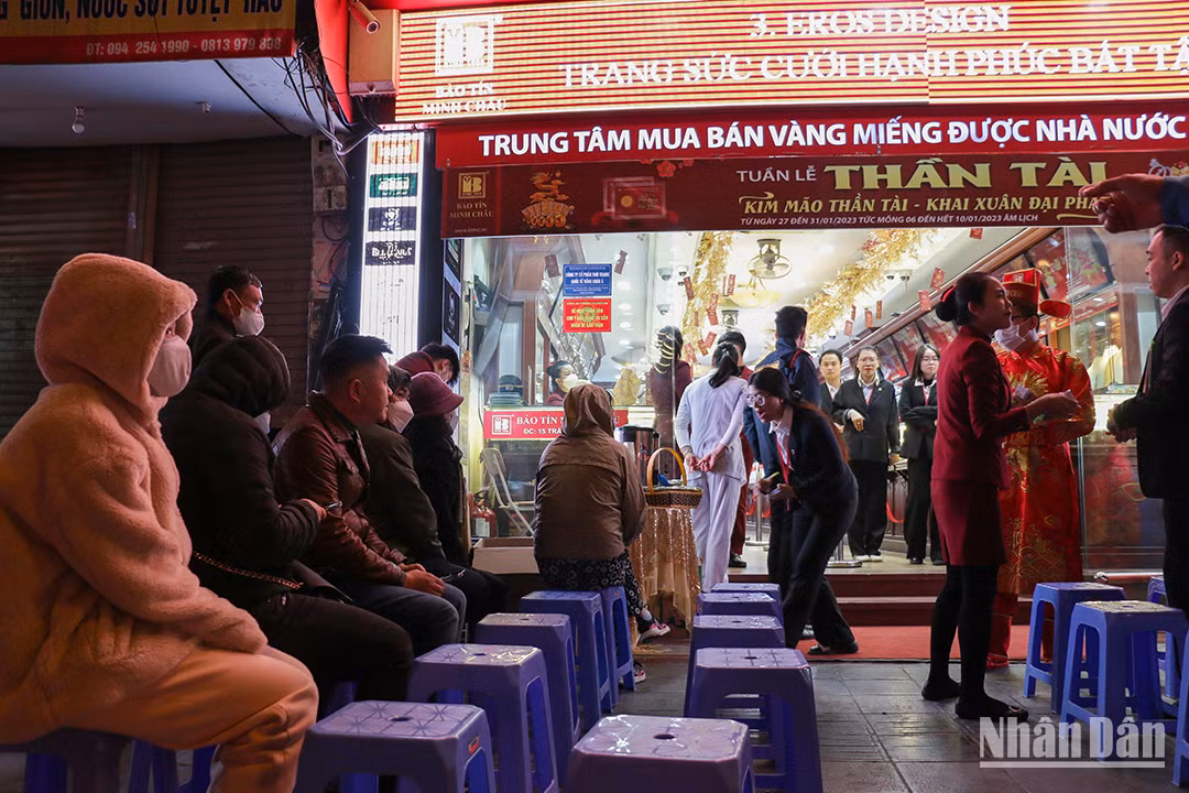 À 5 heures du matin, le nombre de clients qui viennent acheter de l’or augmente progressivement. À 5 heures du matin, le nombre de clients qui viennent acheter de l’or augmente progressivement.