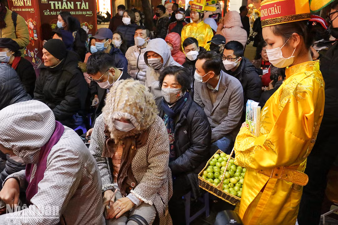 Il fait froid, mais cela n’entame pas la détermination des gens à acheter de l’or. Il fait froid, mais cela n’entame pas la détermination des gens à acheter de l’or.