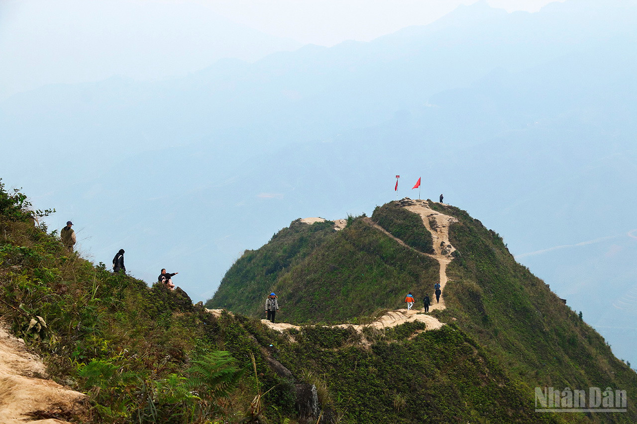 La colline appelée « Colonne des dinosaures » est un site à ne pas manquer dans le village de Chong Tra, à environ 5 km du centre de la commune de Hang Dông. Le nom vient de sa forme qui fait penser à la colonne vertébrale d’un dinosaure. C’est l’endroit idéal pour « chasser les nuages » et admirer les belles rizières en terrasses. La colline appelée « Colonne des dinosaures » est un site à ne pas manquer dans le village de Chong Tra, à environ 5 km du centre de la commune de Hang Dông. Le nom vient de sa forme qui fait penser à la colonne vertébrale d’un dinosaure. C’est l’endroit idéal pour « chasser les nuages » et admirer les belles rizières en terrasses.