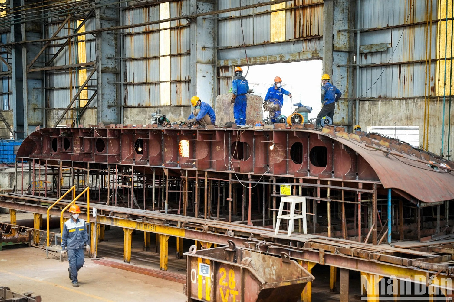 Pour la fabrication des grands navires, chaque atelier, chaque département fabrique une pièce de manière indépendante, en assurant l’achèvement progressif de chaque section. Pour la fabrication des grands navires, chaque atelier, chaque département fabrique une pièce de manière indépendante, en assurant l’achèvement progressif de chaque section.