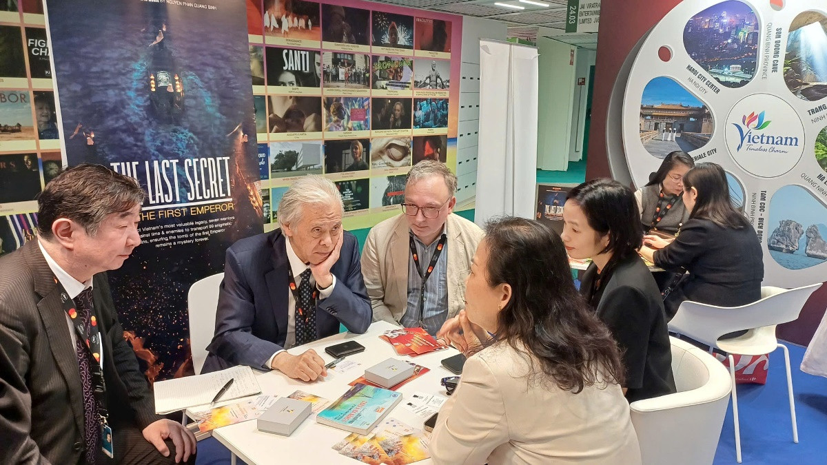 Des cinéastes internationaux cherchent le cinéma et le tourisme vietnamiens lors du « Marché du film de Cannes ». Photo : VGP. Des cinéastes internationaux cherchent le cinéma et le tourisme vietnamiens lors du « Marché du film de Cannes ». Photo : VGP.