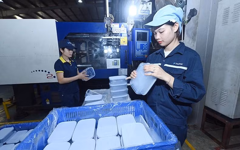 Dans l'usine des produits ménagers à la société par actions Tan Phu. Photo : NDEL