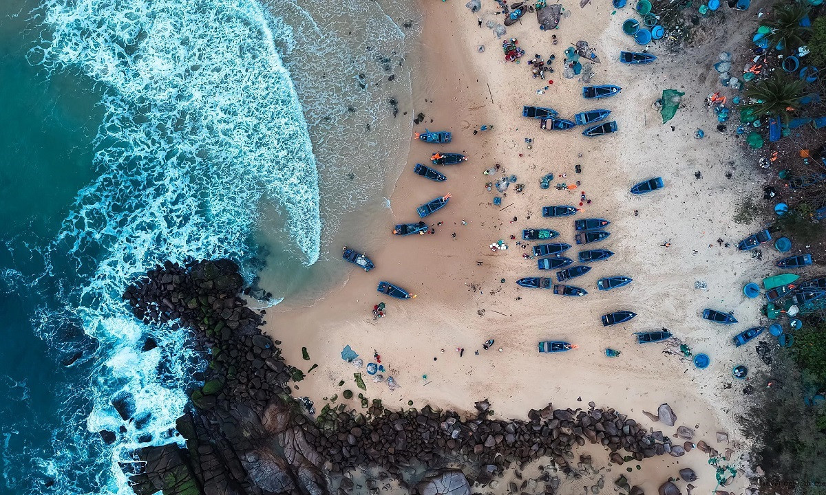 Les dernières barques accostent lorsque le soleil était haut dans le ciel. Photo : Vnexpress. Les dernières barques accostent lorsque le soleil était haut dans le ciel. Photo : Vnexpress.