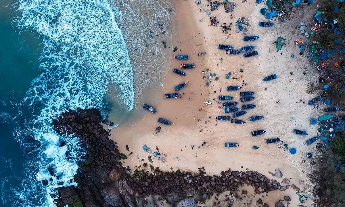 Les dernières barques accostent lorsque le soleil était haut dans le ciel. Photo : Vnexpress. Les dernières barques accostent lorsque le soleil était haut dans le ciel. Photo : Vnexpress.
