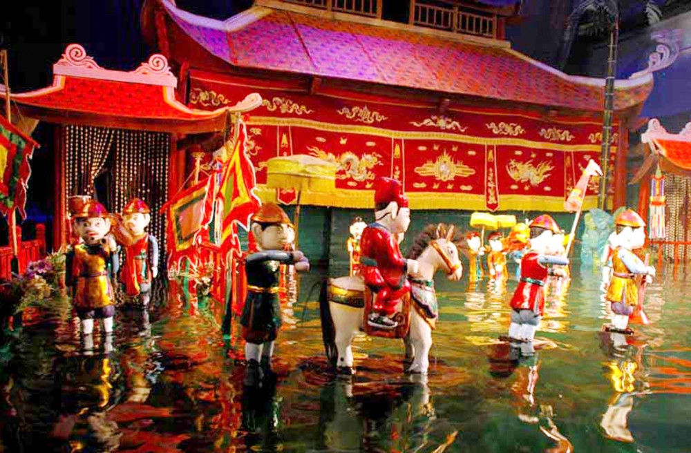 Les marionnettes sur l'eau, une forme d'art populaire unique au Vietnam, affirment progressivement leur attrait particulier. Photo : Laodongthudo. Les marionnettes sur l'eau, une forme d'art populaire unique au Vietnam, affirment progressivement leur attrait particulier. Photo : Laodongthudo.