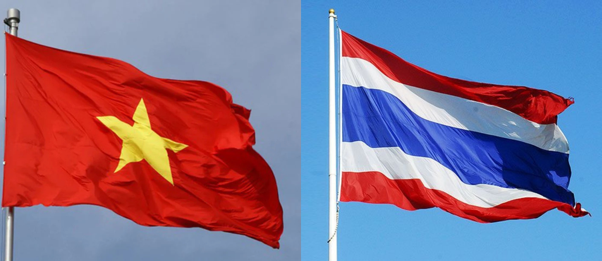 Les drapeaux du Vietnam (à gauche) et de Thailabde. La Thaïlande et le Vietnam sont d’importants partenaires commerciaux au sein de l’ASEAN, et également des partenaires majeurs l’un de l’autre. 