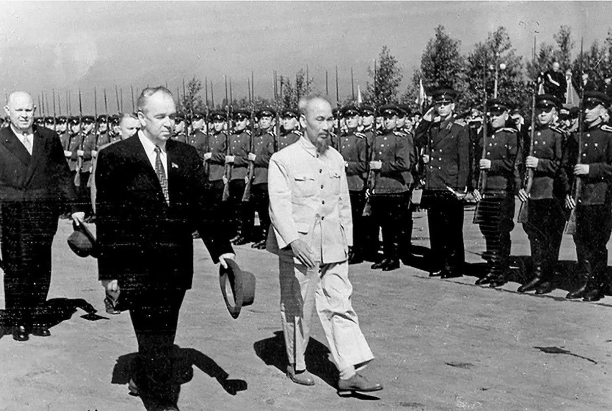 Le président Ho Chi Minh a effectué une visite officielle en Union soviétique le 12 juillet 1955. Source : Association des journalistes russes. Le président Ho Chi Minh a effectué une visite officielle en Union soviétique le 12 juillet 1955. Source : Association des journalistes russes.