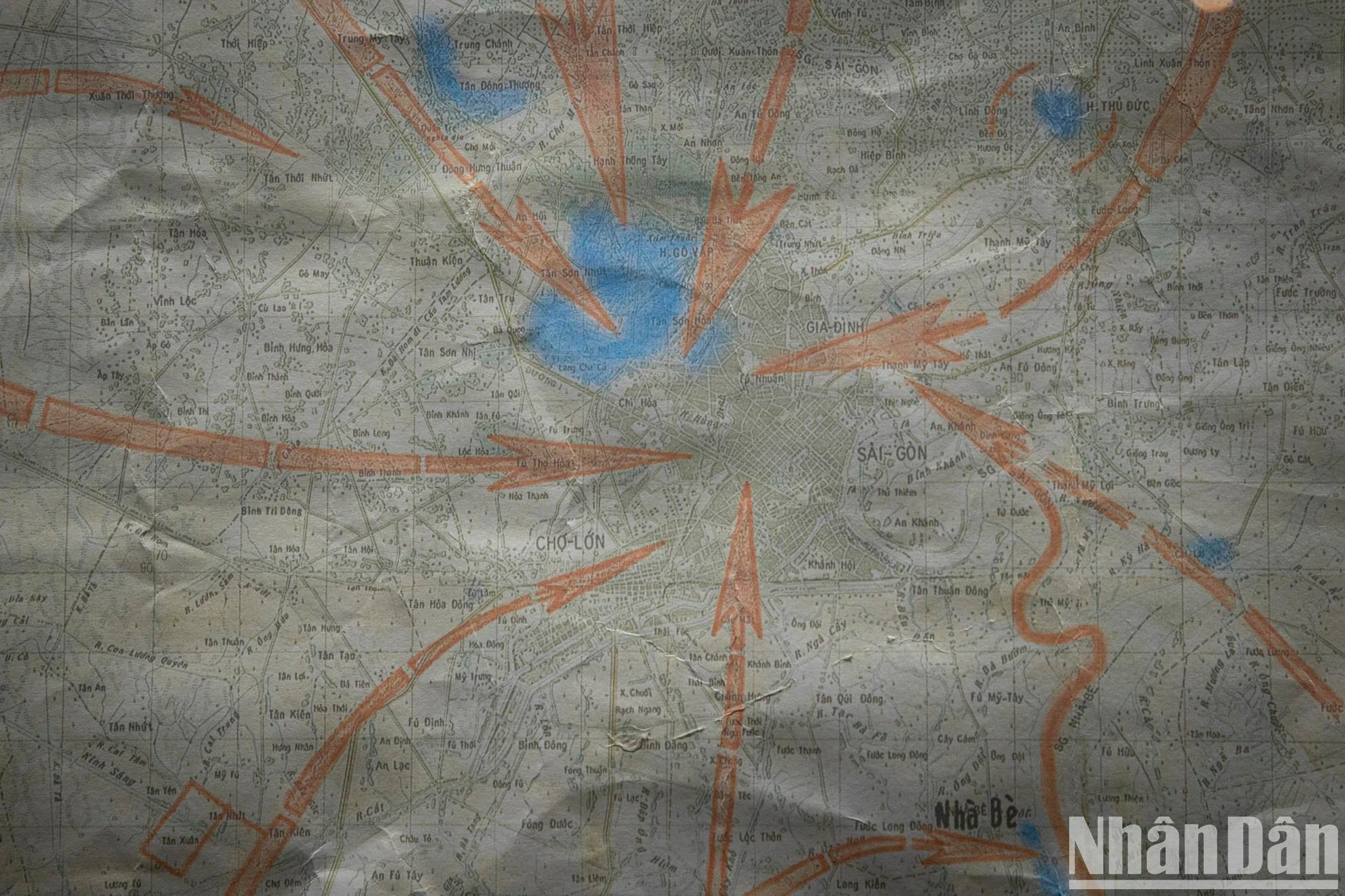 Les flèches rouges représentent l'avancée de nos troupes vers Saigon sur la carte de la « Détermination de la campagne de Hô Chi Minh ». Les flèches rouges représentent l'avancée de nos troupes vers Saigon sur la carte de la « Détermination de la campagne de Hô Chi Minh ».