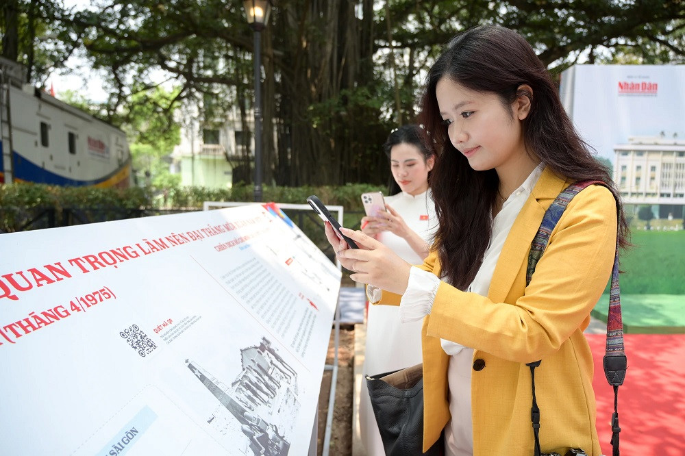 Dans la zone « Les batailles décisives », les visiteurs peuvent scanner un QR code pour accéder à une version en ligne et à une maquette interactive correspondant à chaque bataille. Photo : NDEL. Dans la zone « Les batailles décisives », les visiteurs peuvent scanner un QR code pour accéder à une version en ligne et à une maquette interactive correspondant à chaque bataille. Photo : NDEL.