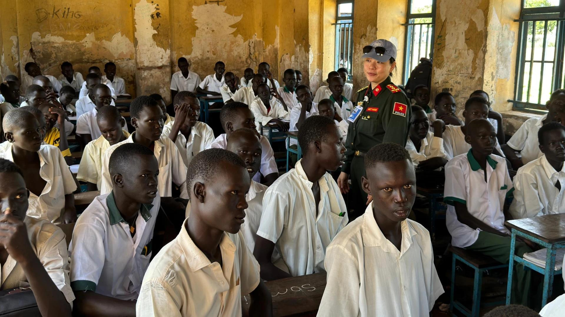 Une activité de soutien à un cours d'anglais pour la communauté locale de la police vietnamienne de maintien de la paix. Photo : VNFPU1. Une activité de soutien à un cours d'anglais pour la communauté locale de la police vietnamienne de maintien de la paix. Photo : VNFPU1.