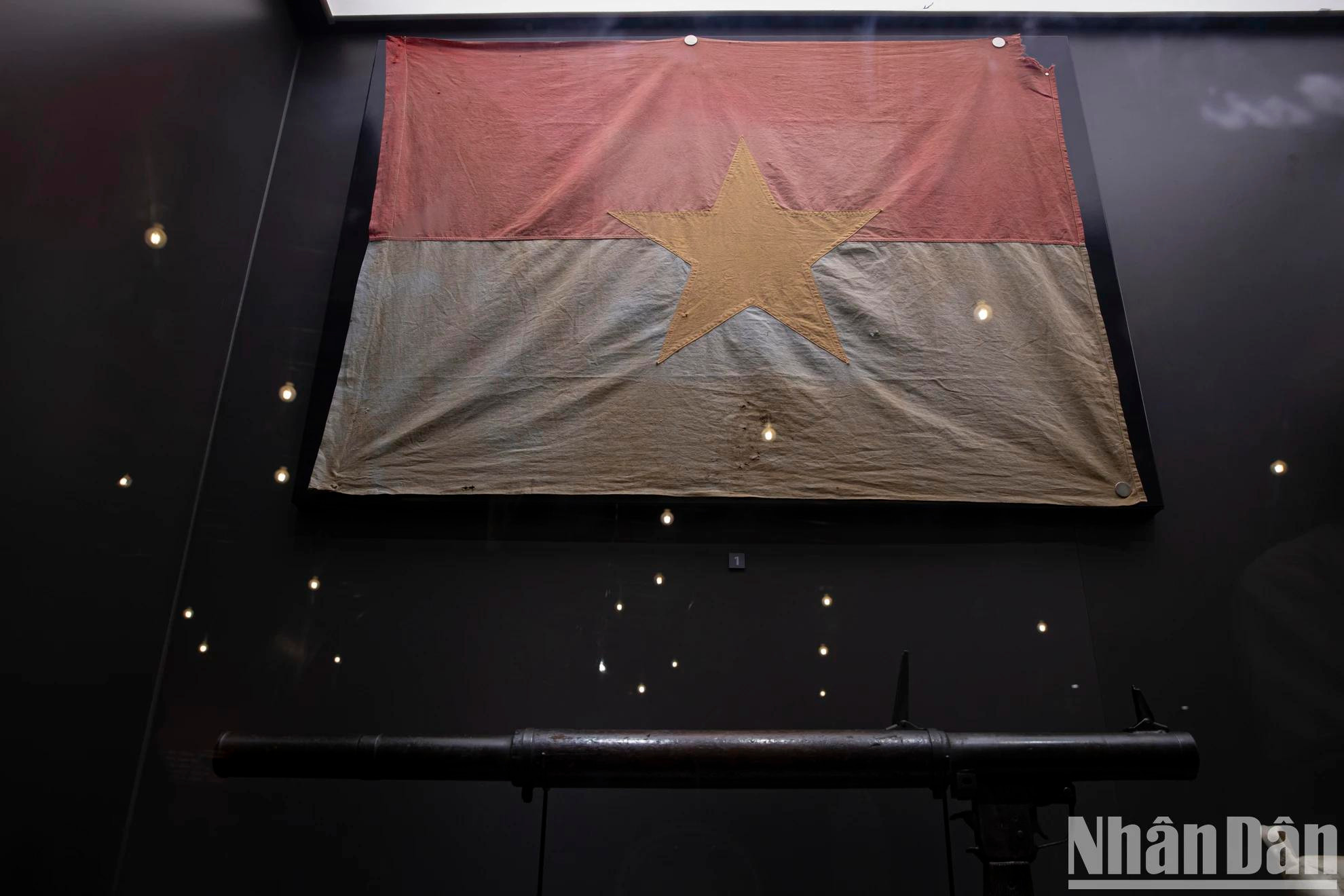 Le drapeau du Front national de libération et de la République du Sud-Vietnam a été accroché par le Régiment 1 de la Division 10 du Corps d’armée 3 à l'état-major fantoche le 30 avril 1975. Le drapeau du Front national de libération et de la République du Sud-Vietnam a été accroché par le Régiment 1 de la Division 10 du Corps d’armée 3 à l'état-major fantoche le 30 avril 1975.