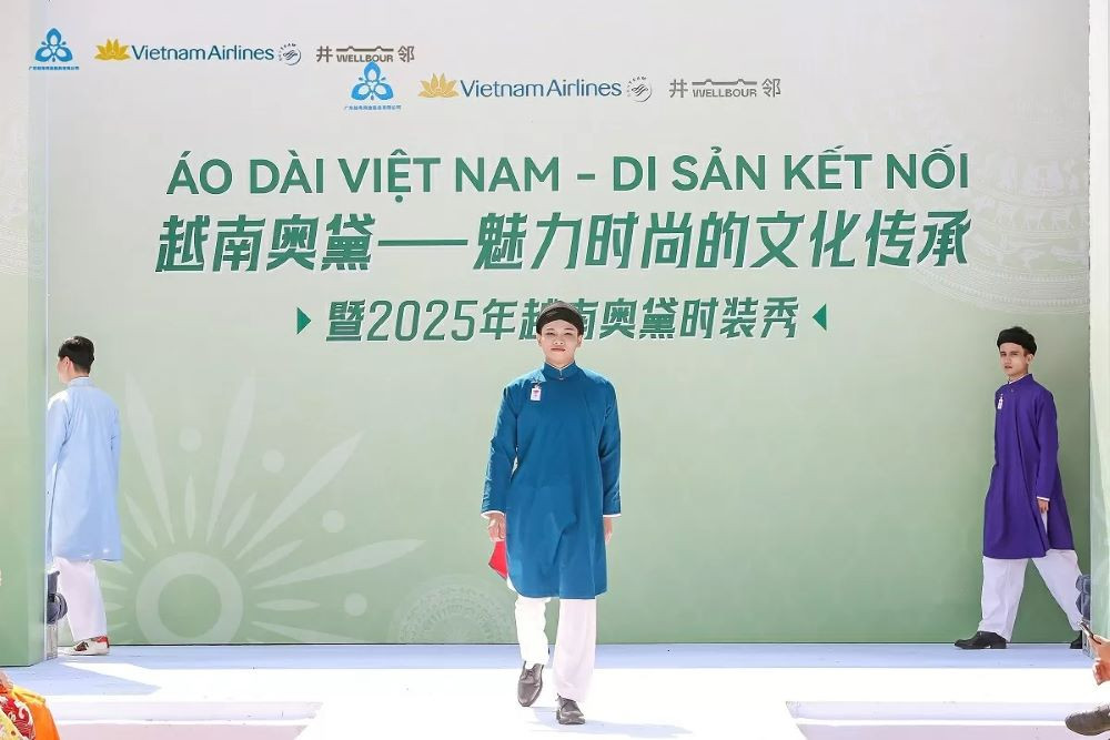 L’Ao dai ngũ thân, apparu en 1744 sous le règne du seigneur Nguyen Phuc Khoat), est considéré comme l’ancêtre de l’ao dai masculin moderne. Photo : BQT.