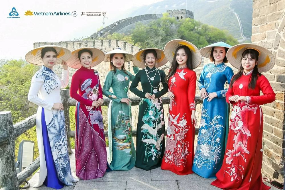 La représentation de l’Ao dai vietnamien avec l’espace majestueux de la Grande Muraille diffuse le message d'un échange culturel sans frontières. Photo : BQT.