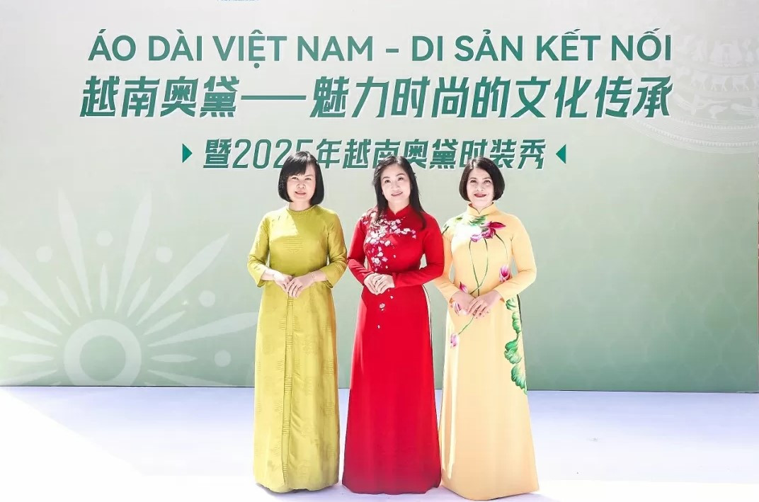 Le programme s’est déroulé en présence de Mme Hoang Huong Giang, épouse de l’Ambassadeur du Vietnam en Chine (au centre) ; de Mme Bui Thi Minh Tuyet, épouse du Consul général du Vietnam à Canton (à droite) ; et de Mme Bui Thi Hong Hai, épouse du ministre conseiller (à gauche). Photo : BQT